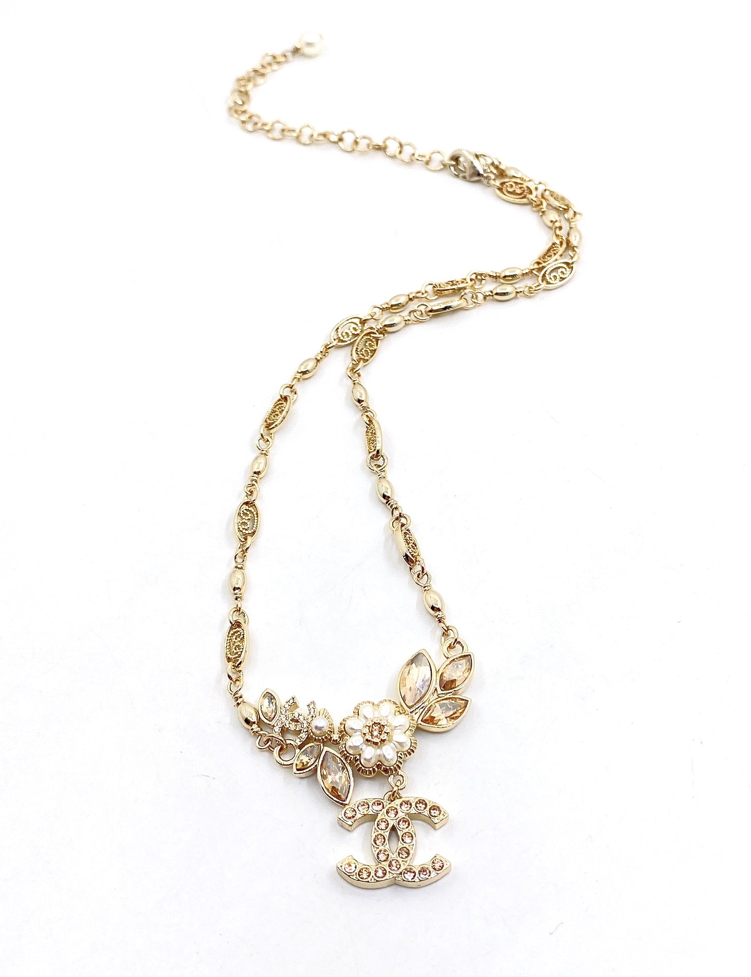 Chanel Flowers Diamonds 18K Gold Necklace