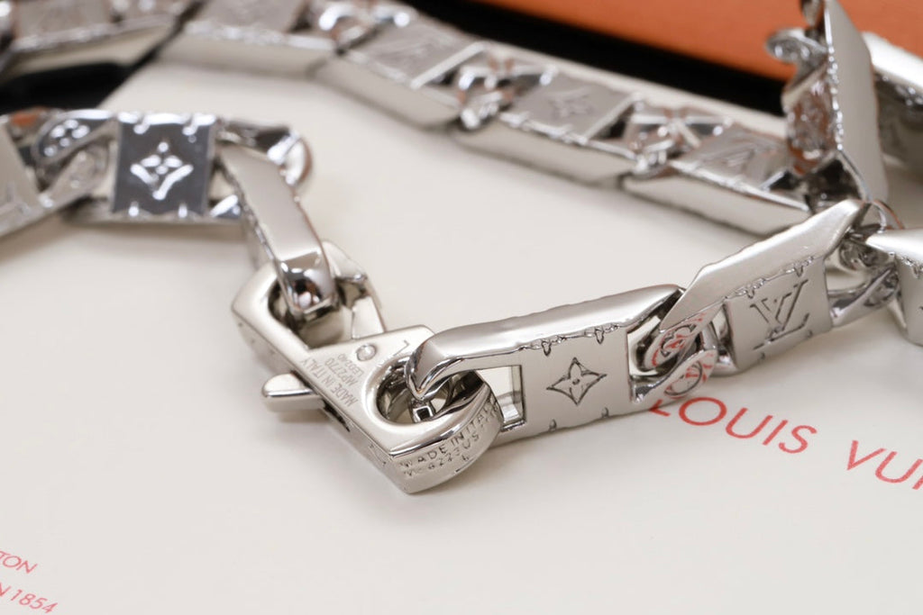 Louis Vuitton Monogram Tied Up 18K Gold Necklace