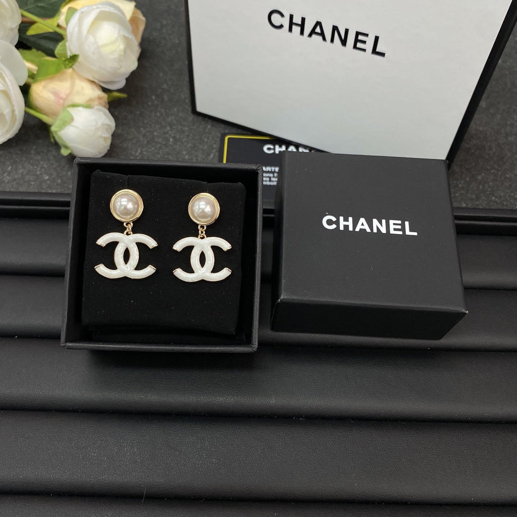 Chanel White Pearl 18K Gold Earrings
